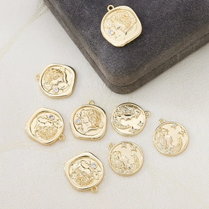Pendenti a medaglione vintage dorati con ritratti a rilievo e zirconi per gioielli DIY