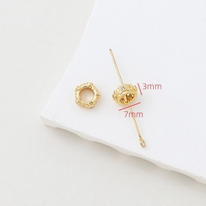 Vista macro di perlina distanziatrice 7mm placcata oro 18k con cristalli per gioielli DIY