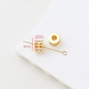 Dettaglio perline distanziatrici in oro 18k 8x6mm con zirconi per creazione gioielli DIY