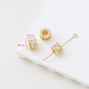 Dettaglio macro di un distanziatore placcato oro 18k con zirconi e misura di 8mm
