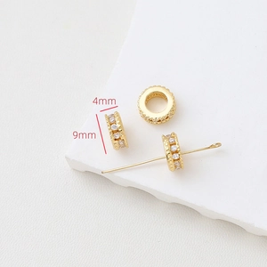 Vista macro del distanziatore ad anello 9mm placcato oro 18k con zirconi per gioielli