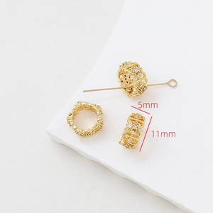Dettaglio di distanziatore dorato 11mm con zirconi per creazione gioielli fai-da-te
