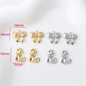 Detailansicht von 14mm Gold- und Silberanhängern in Bogen- und Katzenform für DIY Schmuck