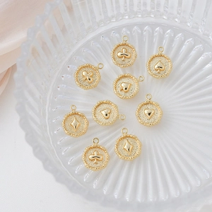Vista macro de dijes redondos bañados en oro 18k con motivos de póker y bordes trenzados