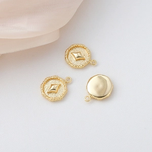 Detalle de un colgante bañado en oro de 18k con borde trenzado para la creación de joyas DIY