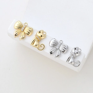 Goldene und silberne Anhänger mit Schleife und Katze und Zirkonia für DIY-Schmuck