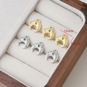 Vista dettagliata di ciondoli a mezzaluna da 12x14mm in finitura oro e argento lucido