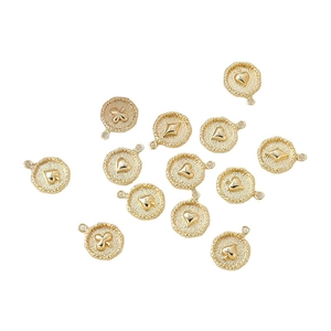 Colgantes de corazón chapados en oro 18k con motivos de cartas y textura martillada para joyas