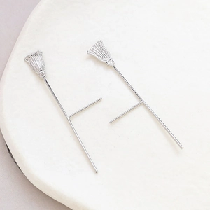 Dettaglio di orecchini a forma di scopa realizzati in argento sterling 925 di qualità