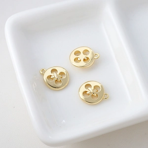 Macro-opname van vergulde hartvormige knoophangers voor doe-het-zelf sieraden op tray