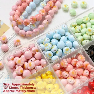 Gros plan de perles en céramique chat de 13x12mm montrant les détails pour bijoux DIY