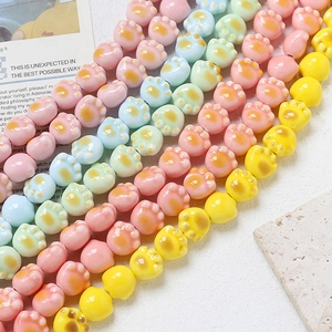 Perles en céramique chaton pastel pour création de bijoux DIY disposées en ligne