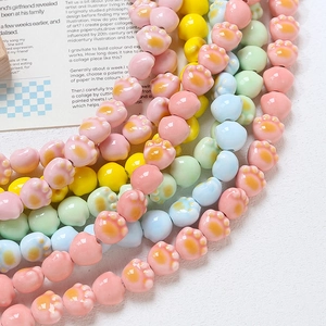 Vue macro de perles en céramique en forme de patte de chat avec glaçure pour bijoux DIY