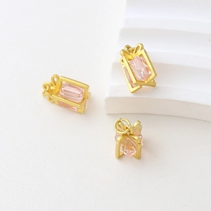 Makroaufnahme vergoldeter Geschenkbox-Anhänger mit rosa Zirkonia für DIY-Schmuck