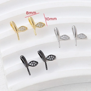 Dettaglio dei ciondoli a foglia da 10mm placcati oro con zirconi per gioielli DIY