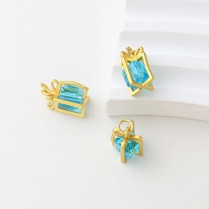 Dreiteiliges Set vergoldeter Geschenkbox-Anhänger mit blauen Zirkonia und Schleifendekor