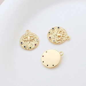 Detail eines 14k vergoldeten Evil-Eye-Anhängers mit bunten Zirkoniasteinen besetzt