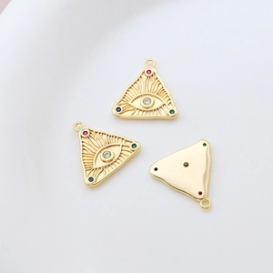 Detail von 14k vergoldeten Evil Eye Dreieck Anhängern mit bunten Zirkonia Steinen