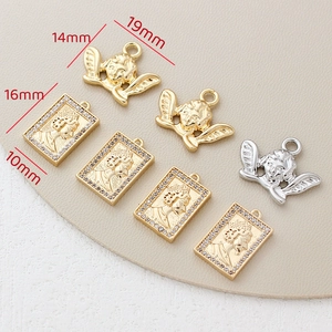 Vista dettagliata dei ciondoli angelo placcati oro 14k e charms in zircone con misure