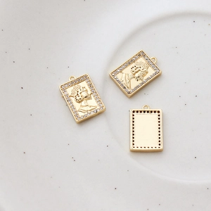 Dettaglio del ciondolo ritratto d'angelo placcato oro 14k con micro-zirconi incastonati
