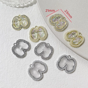 Détail d'un pendentif papillon 21x23mm aux finitions aurore et mates pour bijoux DIY