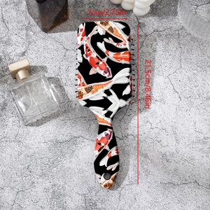 Brosse à cheveux à coussin d'air avec motif carpe koi, longueur 21,5 cm sur fond de pierre
