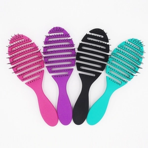 Vue détaillée de quatre brosses à cheveux incurvées en rose, violet, noir et bleu sarcelle