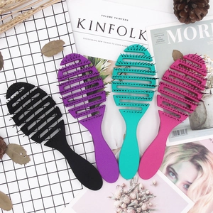 Vue de dessus de brosses à cheveux aérées colorées sur des fonds de magazines