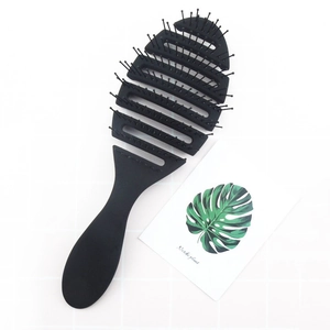 Détail de brosse à cheveux creuse en forme de feuille avec structure flexible et mate