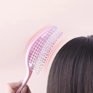 Brosse à cheveux rose incurvée et ajourée avec picots de massage pour cuir chevelu