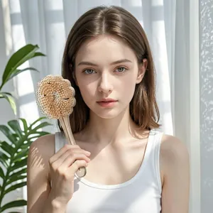 Spazzola districante beige a forma di nuvola tenuta da una donna in un interno soleggiato