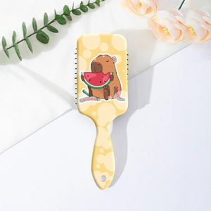 Détail de brosse à cheveux carrée à coussin d'air avec motif Capybara et trou de suspension