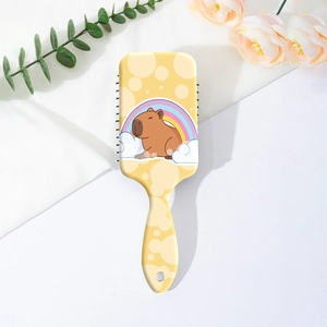 Détail de la brosse carrée avec imprimé Capybara et coussin d'air massant