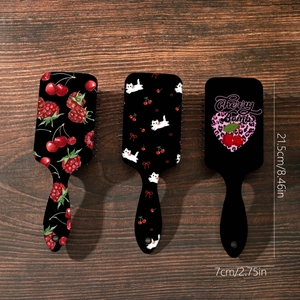 Lot de trois brosses à cheveux avec motifs fraise et léopard sur fond de bois