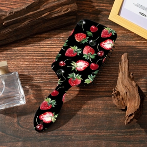 Spazzola per capelli con stampa di fragole e ciliegie su fondo in legno scuro
