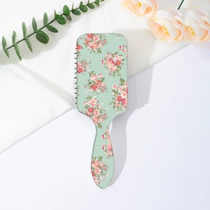 Dettaglio ravvicinato di una spazzola per capelli con stampa floreale in stile vintage