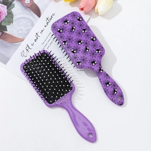 Brosse à cheveux violette Halloween avec motif de toile d'araignée sur fond blanc