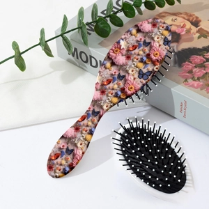 Dettaglio della spazzola per capelli con motivi 3D di fiori e farfalle colorate sul retro