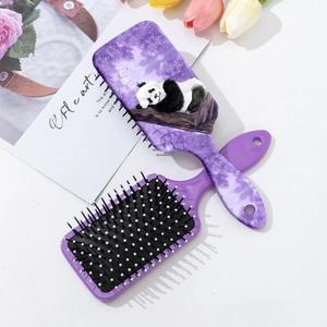 Ensemble de brosses à cheveux panda violet avec coussin d'air sur table blanche