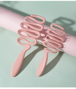 Detail von rosa hohlen Haarbürsten mit Wellenbelüftung für Kopfmassage und Styling
