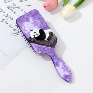 Détail d'une brosse à cheveux panda mignonne avec finition marbrée violette et trou
