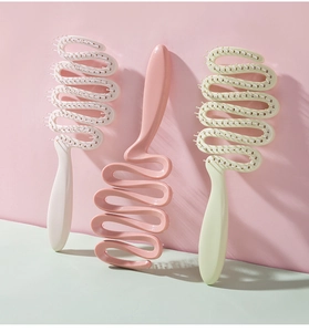Nahaufnahme der flexiblen, geschwungenen Skelettbürste in sanften Pastellfarben für Styling