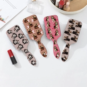 Lot de 4 brosses à cheveux avec motifs dessins animés chiens et chats sur table
