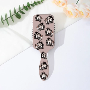 Détail d'une brosse à cheveux à coussin d'air chiot mignon avec motif élégant et poils doux