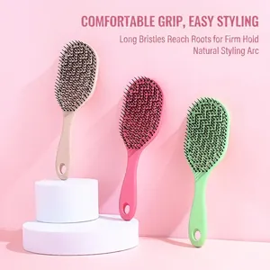 Lot de 3 brosses à cheveux démêlantes en beige, rose et vert sur un socle moderne