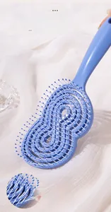 Détail de la brosse spirale bleue avec pointes de massage sur soie blanche