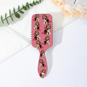 Vue détaillée de la brosse à cheveux rose avec motif mignon de chien beagle et de rose