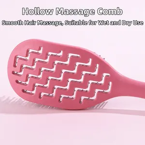 Détail d'une brosse à cheveux rose avec design ajouré ergonomique et texture mate lisse