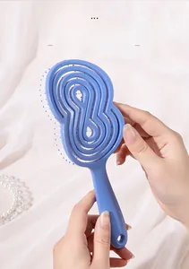 Détail de la poignée ergonomique d'une brosse à cheveux spirale violette pour prise aisée