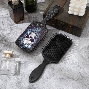 Haarbürsten-Set im Gothic-Stil mit Totenkopf- und Blumendruck auf Steinhintergrund
